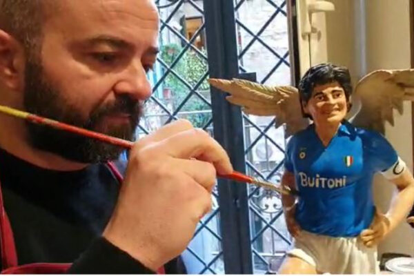 Maradona con le ali, l’omaggio del Mastro presepaio di San Gregorio Armeno: “Napoli non lo dimenticherà mai”