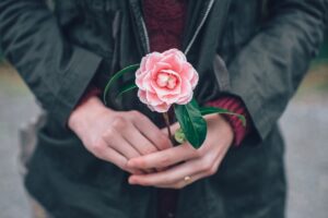 Picchiata dal compagno per anni, Maria trova il coraggio per rinascere: “Esasperata al punto di bruciarsi il corpo da sola, ora cura le sue cicatrici”