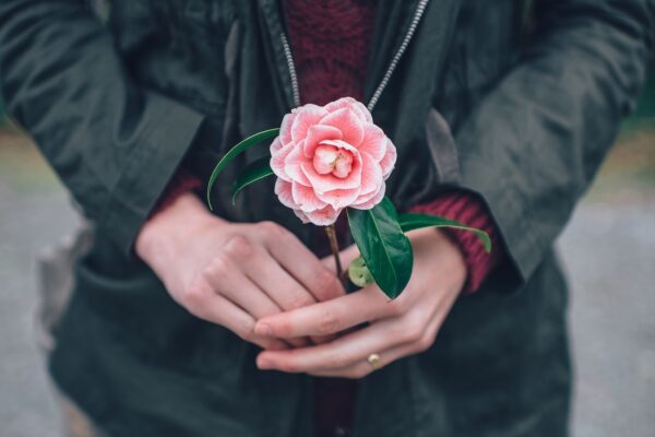 Picchiata dal compagno per anni, Maria trova il coraggio per rinascere: “Esasperata al punto di bruciarsi il corpo da sola, ora cura le sue cicatrici” Picchiata dal compagno per anni, Maria trova il coraggio per rinascere: “Esasperata al punto di bruciarsi il corpo da sola, ora cura le sue cicatrici”