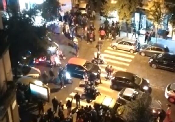 Festa con 200 persone: poliziotti picchiati al loro arrivo, offese anche dai balconi