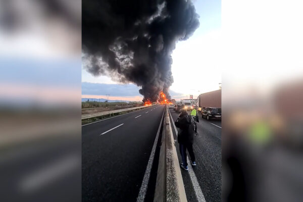 Autocisterna si ribalta ed esplode, tragedia sfiorata in FiPiLi