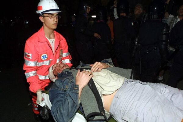 21.07.2001 GENOVA
INTERNI
G8
NELLA FOTO: PERQUISIZIONE SCUOLA ARMANDO DIAZ SEDE DEL GENOA SOCIAL FORUM, GIOVANI FERITI
©MAURO SCROBOGNA LAPRESSE 21.07.2001 GENOVA
INTERNI
G8
NELLA FOTO: PERQUISIZIONE SCUOLA ARMANDO DIAZ SEDE DEL GENOA SOCIAL FORUM, GIOVANI FERITI
©MAURO SCROBOGNA LAPRESSE