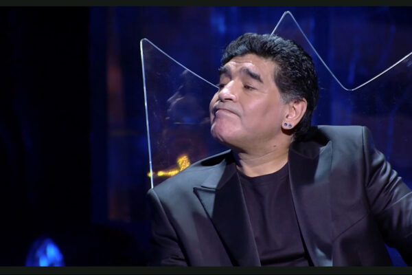 Gigi Savoia e la poesia per Maradona: “Com’era Napoli prima di te”