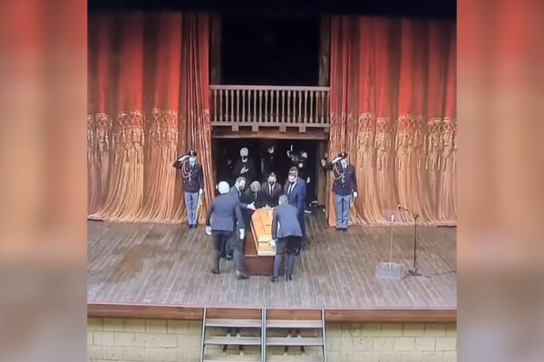 Funerali di Gigi Proietti, l’ultimo saluto al grande mattatore della scena italiana