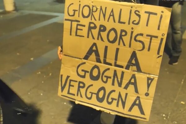 “Burattini, venduti e servi”: perché in ogni protesta i giornalisti vengono insultati?