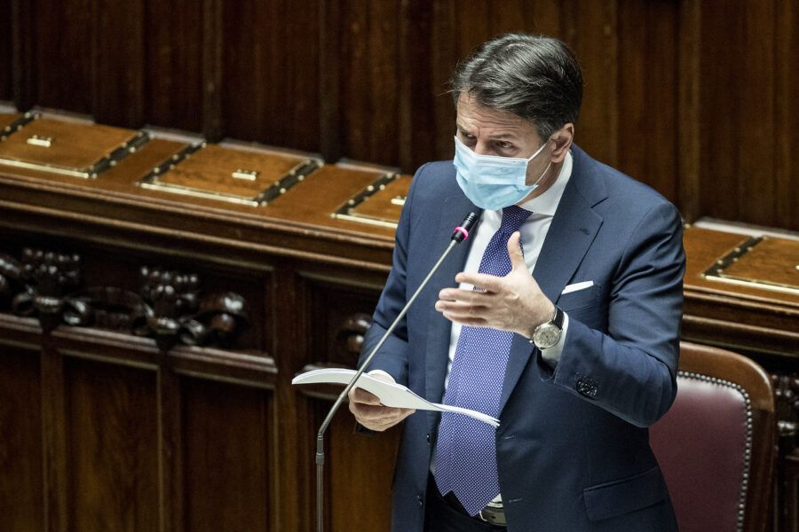 Dopo 11 mesi Conte riscopre la Costituzione e riferisce in Parlamento prima dell’adozione di misure drastiche