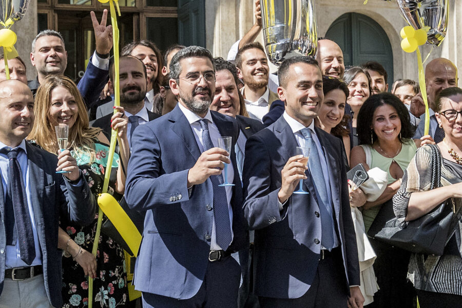 Cinquestellopoli, i grillini corrono a firmare l’emendamento salva faccia (e Casaleggio resta solo…)