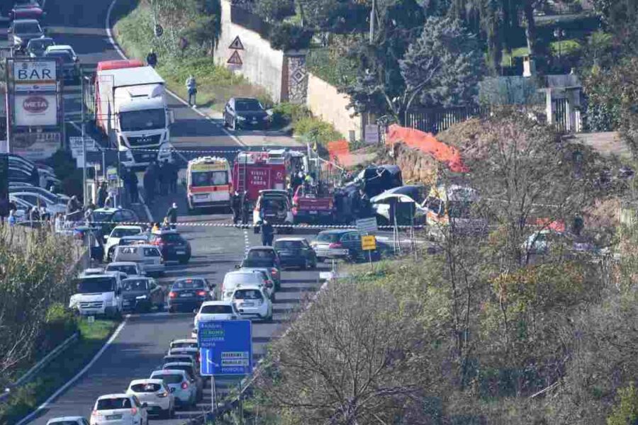 Scontro tra due auto sulla Casilina, muore bimba di 9 anni