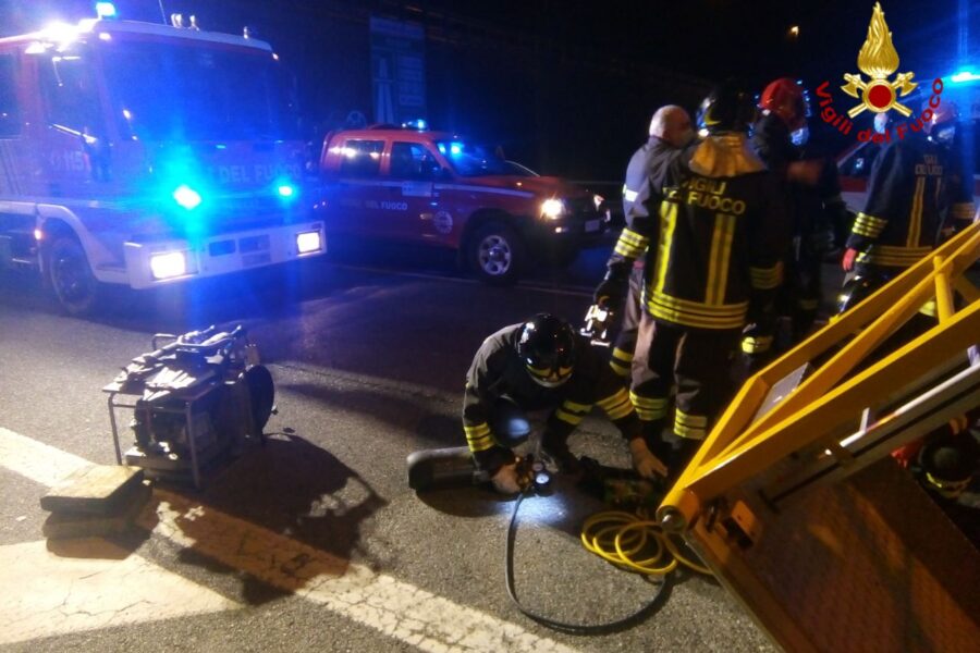 Muore schiacciato dal braccio meccanico di un camion, dramma al casello autostradale