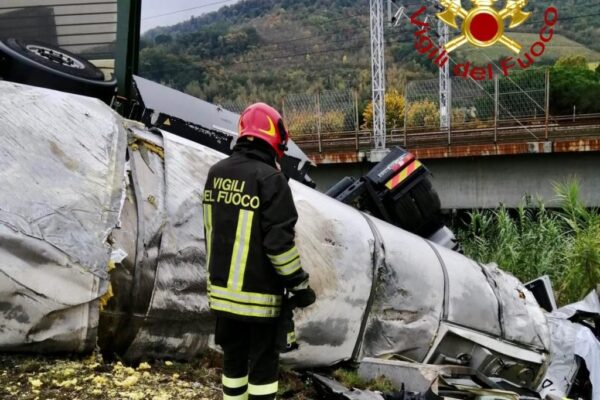 Tamponamento mortale sull’A1 tra autocisterna e tir: camionista muore sul colpo tra le lamiere