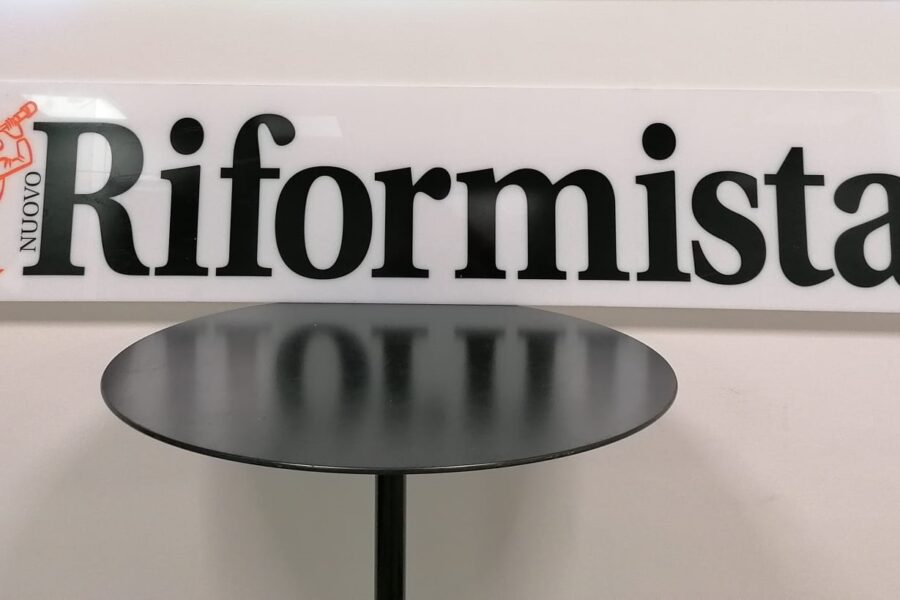 Ritrovata nella vecchia sede romana la storica insegna de “Il Riformista”: un pezzo della nostra storia