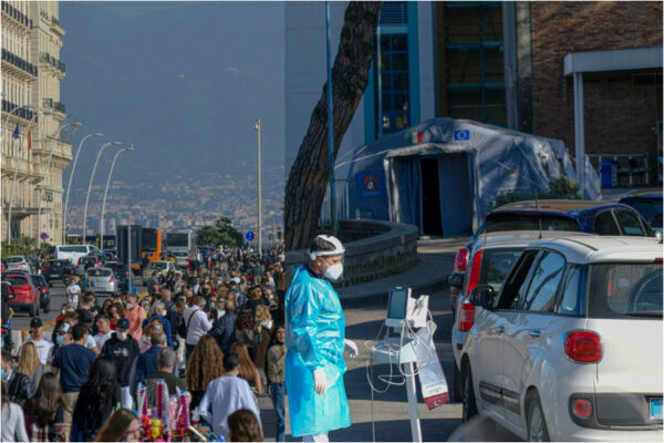 L’accusa di De Luca: “Immagini lungomare clamorose, Napoli zona strarossa al di là dei dati ospedalieri”