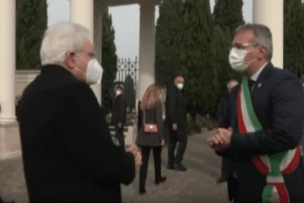 Mattarella nel cimitero saccheggiato: “Qui per vittime Covid morte in solitudine”