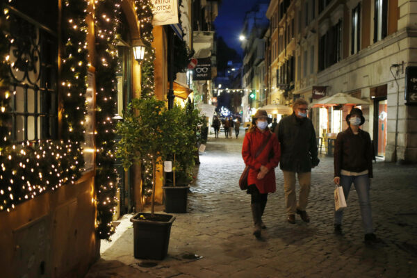 Foto Cecilia Fabiano/ LaPresse 
20 Novembre  2020 Roma (Italia)
Cronaca  : 
Previsto un Nuovo DPCM per Natale 
Nella Foto :  prime decorazioni natalizie nei negozi 
Photo Cecilia Fabiano/LaPresse
November 20 , 2020  Roma (Italy) 
News:
New rules from the government in Christmas Time 
In The Pic : 32 / 5000
Translation results
first Christmas lights in the shops