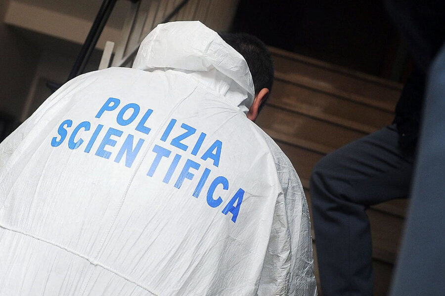 Donna uccisa a coltellate in casa a Milano, compagno ferma carabinieri: “Sono stato io”