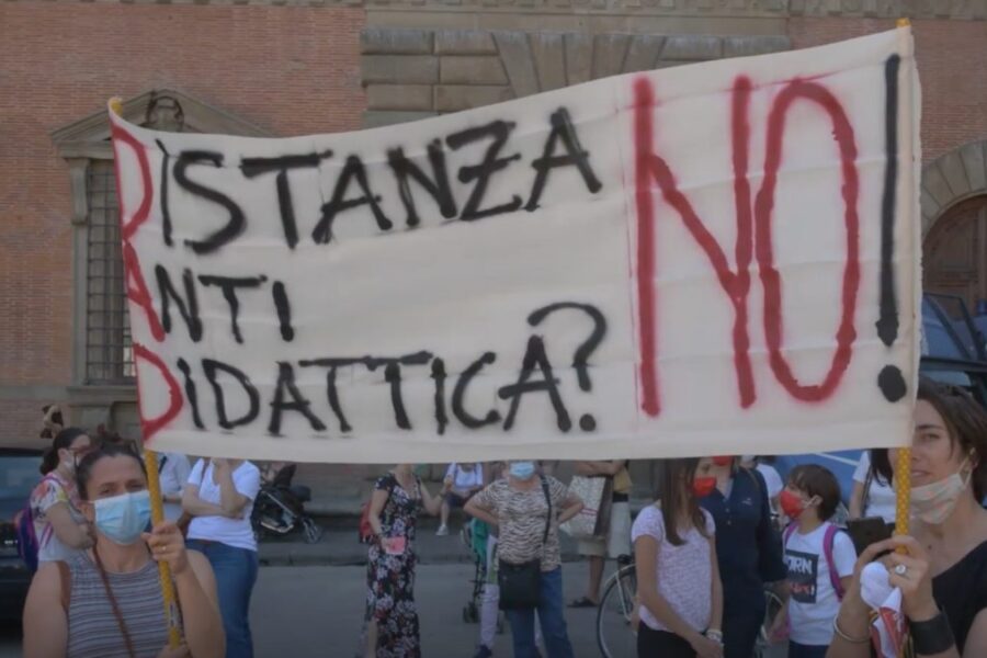 Scuola, genitori in pizza a Napoli: “Basta ordinanze contraddittorie”