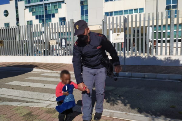 Mamma e bimbo vagano spaventati per la città: i poliziotti regalano un peluche al piccolo per tranquillizzarlo