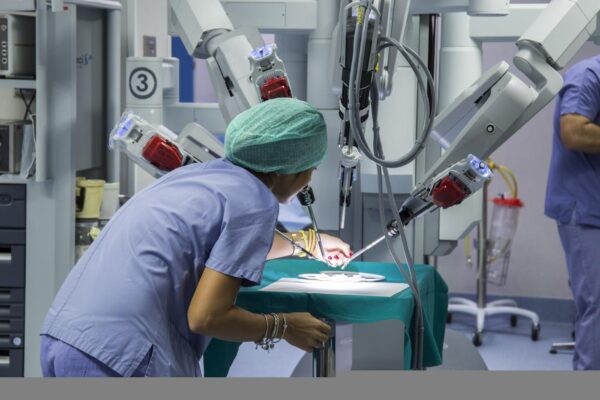 L’Istituto Pascale fa scuola: 250 medici dall’Asia in streaming per seguire un intervento chirurgico