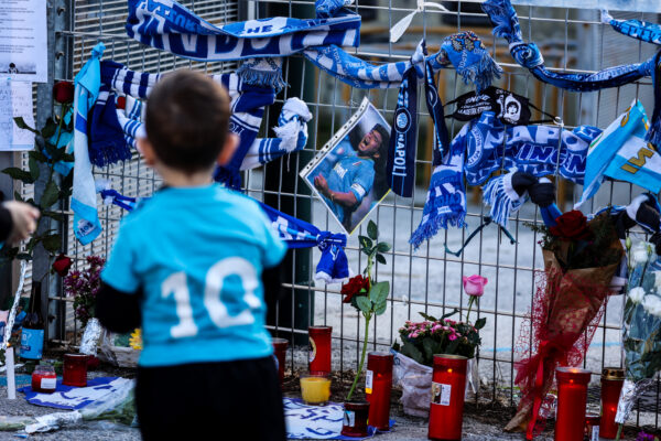 Foto Alessandro Garofalo/LaPresse 
26 novembre 2020 Napoli, Italia Sport Calcio
Addio a Diego Armando Maradona, Napoli è in luttoNella foto: tifosi portano fiori e gadget fuori allo stadio San Paolo in memoria di Diego Armando Maradona 

Photo Alessandro Garofalo/LaPresse 
November 26, 2020 Naples, Italy News
Fans bring flowers and gadgets outside the San Paolo stadium in memory of Diego Armando Maradona the day after of his death