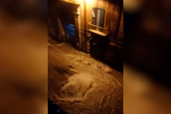 Via Salvator Rosa, il fiume d’acqua causa un enorme voragine