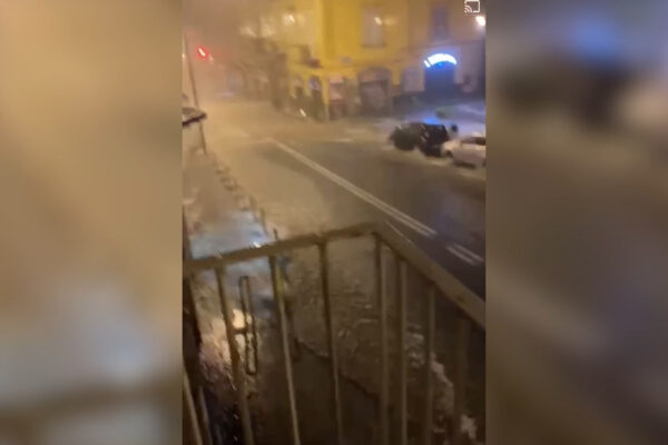 Bomba d’acqua a Napoli, via Salvator Rosa diventa un fiume