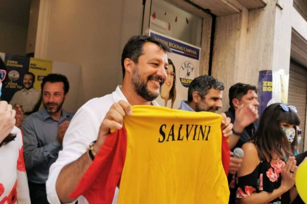 Senza mascherina per il comizio a Benevento, Salvini paga la multa ‘annunciata’ da Mastella