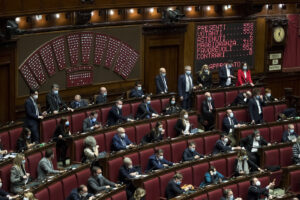Scostamento di bilancio, centrodestra compatto vota sì alla Camera: Salvini e Meloni ‘seguono’ Berlusconi