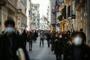 Shopping di Natale, polemiche per caos e assembramenti a Torino e Milano: “Folla inaccettabile”