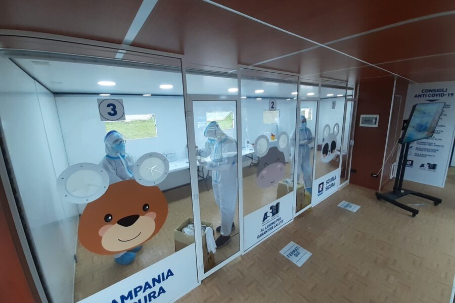 Screening per la riapertura delle scuole, tamponi per i bambini in sicurezza e con “divertimento”