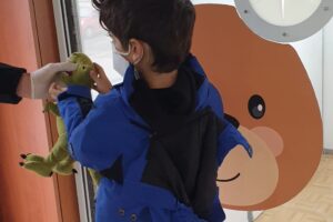 Screening per la riapertura delle scuole, tamponi per i bambini in sicurezza e con “divertimento”