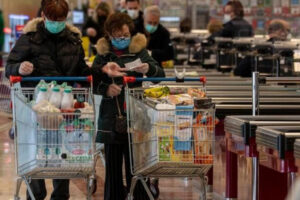 Positiva al Covid va al supermercato e viene sorpresa dal medico che l’ha ‘tamponata’: “Nessuno poteva fare la spesa”