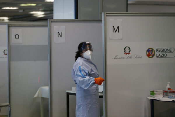 Tamponi privati nel Lazio, botta a risposta tra l’assessore D’Amato e il costituzionalista Guzzetta