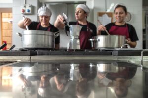 Il coronavirus chiude il ristorante delle donne italiane e rom di Scampia: “Qualcuno creda ancora in noi”
