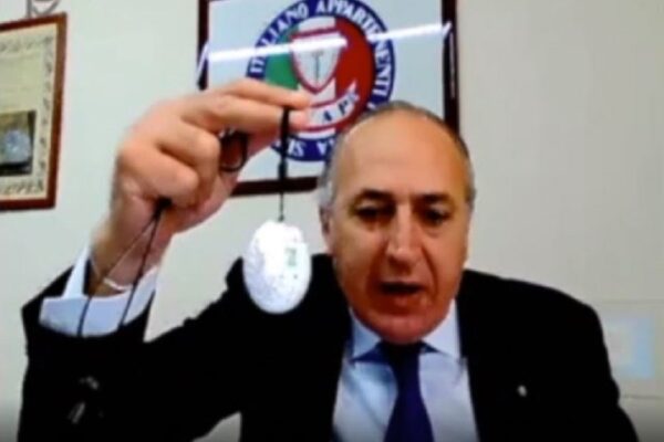 Amuleto anti-Covid, Tiani si dimette da InnovaPuglia dopo il video sul ‘rimedio israeliano’ alla Camera