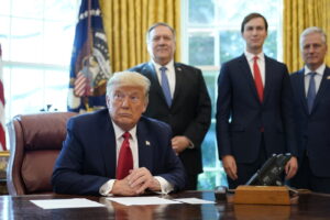 La ‘pazza’ uscita di scena di Trump: il presidente Usa voleva bombardare i siti nucleari dell’Iran