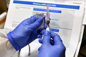 Vaccino anti-Covid, dopo Pfizer arriva l’annuncio di Moderna: “Il nostro è efficace al 94,5%”