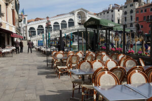 Coronavirus, nuove strette in Veneto, Emilia Romagna e Friuli: stop alle passeggiate e negozi chiusi la domenica