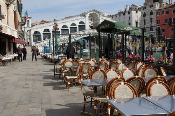 Coronavirus, nuove strette in Veneto, Emilia Romagna e Friuli: stop alle passeggiate e negozi chiusi la domenica