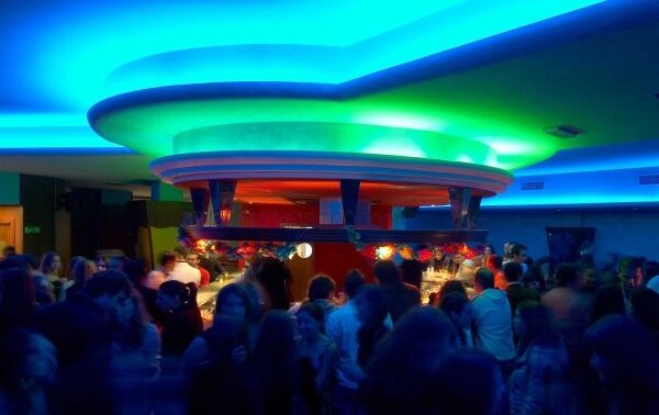 Festino in albergo a Napoli, giovani scatenati senza mascherina: blitz e fuggi fuggi