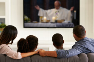 “Messa di Natale online o in tv”, shopping limitato e zero spostamenti: scontro su Dpcm