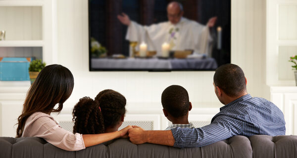 “Messa di Natale online o in tv”, shopping limitato e zero spostamenti: scontro su Dpcm