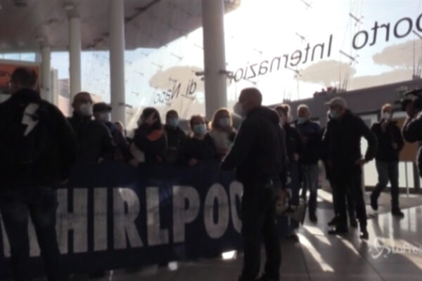 Whirlpool, le proteste degli operai continuano a Capodichino