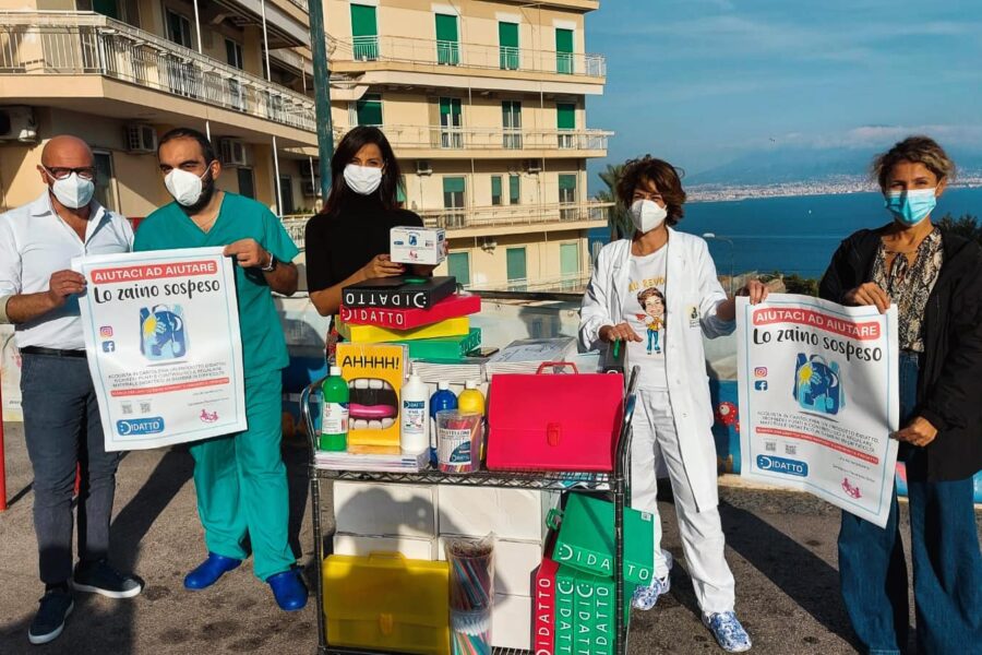 Nella foto la consegna alla Fondazione Santobono-Pausillipon degli articoli raccolti con il progetto “Lo zaino sospeso” ideato dall’azienda campana Didatto