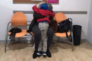 Bimbo riabbraccia la madre dopo 8 mesi, la traversata dalla Tunisia e il lieto fine a Reggio Emilia