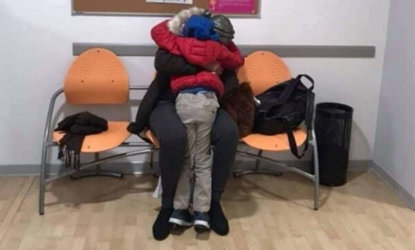 Bimbo riabbraccia la madre dopo 8 mesi, la traversata dalla Tunisia e il lieto fine a Reggio Emilia