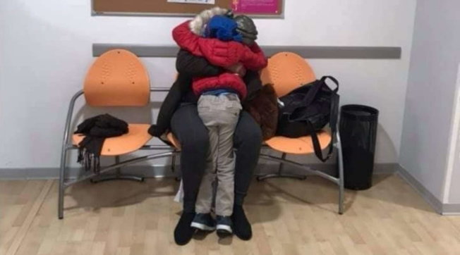 Bimbo riabbraccia la madre dopo 8 mesi, la traversata dalla Tunisia e il lieto fine a Reggio Emilia