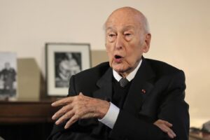 Francia in lutto, morto l’ex presidente Giscard d’Estaing: era positivo al covid