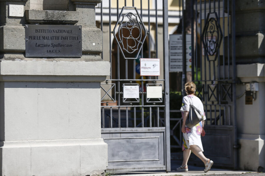 Foto Cecilia Fabiano/ LaPresse 
12 Agosto 2020 Roma   (Italia)
Cronaca : 
Istituto per le malattie infettive Lazzaro Spallanzani dove si lavora al vaccino anti Covid19 
Nella Foto: l’entrata principale della struttura 
Photo Cecilia Fabiano/LaPresse
August 12 , 2020  Rome  (Italy) 
News:
Virus outbreak Lazzaro Spallanzani  institute where are working on coronavirus vaccine 
In the pic : the principal entrance of the hospital