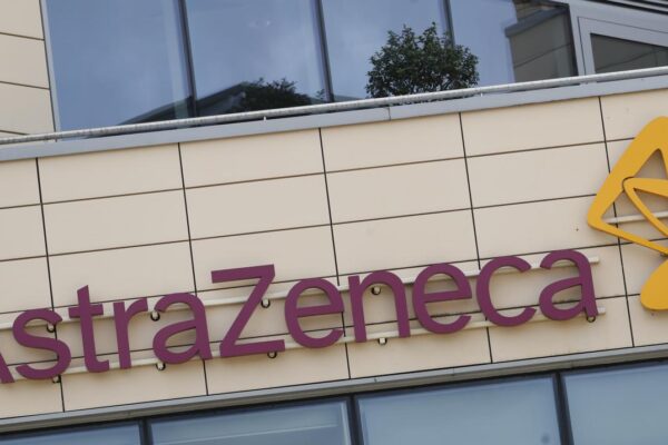Vaccino, la rimonta di AstraZeneca: “Efficacia al 95%, al 100% contro i sintomi gravi”