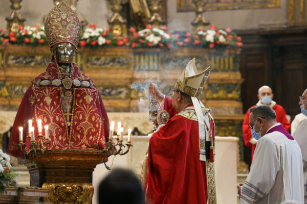 San Gennaro, il sangue non si scioglie neanche nel pomeriggio: ultima possibilità per il miracolo